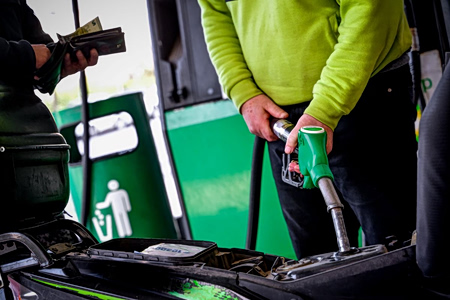 Γονατίζει τους καταναλωτές η ακρίβεια: Προς τα 2€ η βενζίνη, αυξήσεις σε αεροπορικά και ΚΤΕΛ