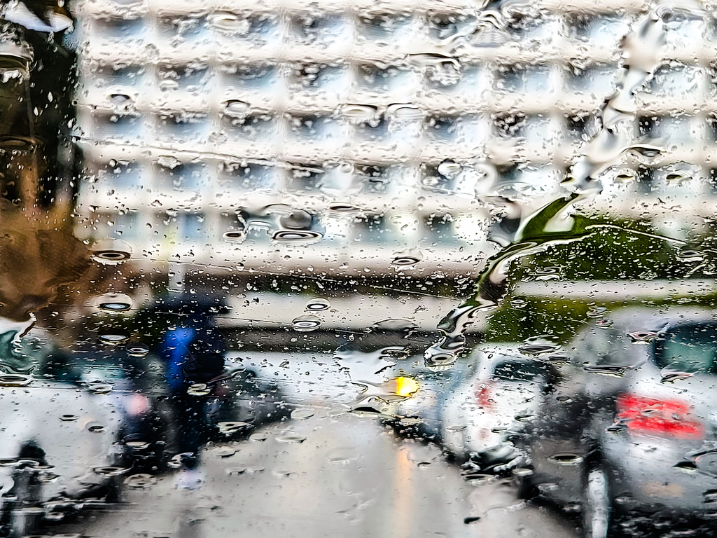 Αλλάζει ο καιρός, «κλείδωσε» το κρύο: Πέφτει 6 βαθμούς η θερμοκρασία, πότε θα βρέξει