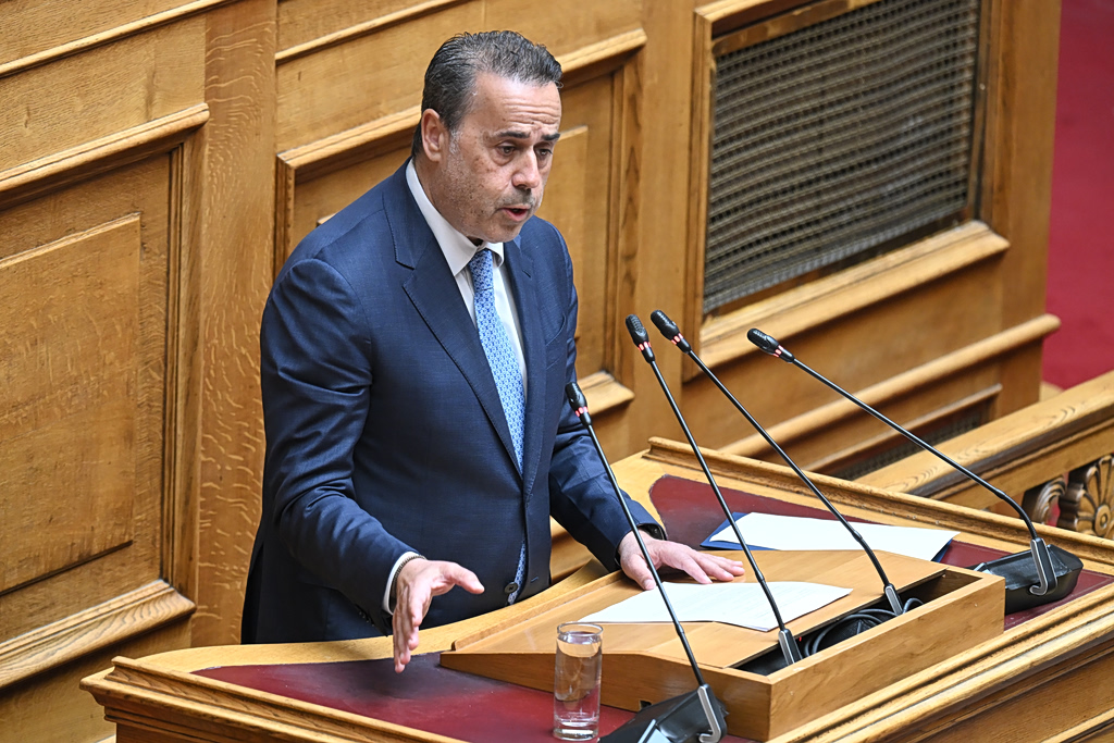 Με ψήφους ΝΔ και ΠαΣοκ «πέρασε» το νομοσχέδιο με τη Chevron – Το εκρηκτικό διήμερο στη Βουλή