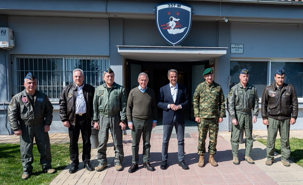 Ο Κυριάκος Μητσοτάκης στην 110 Πτέρυγα Μάχης: Ενημέρωση για επιχειρήσεις και ετοιμότητα
