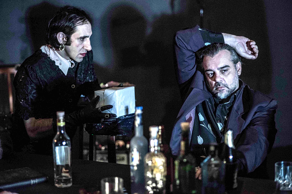 Θέατρο – Κριτική: «Είστε πεθαμένοι και δεν το ξέρετε»