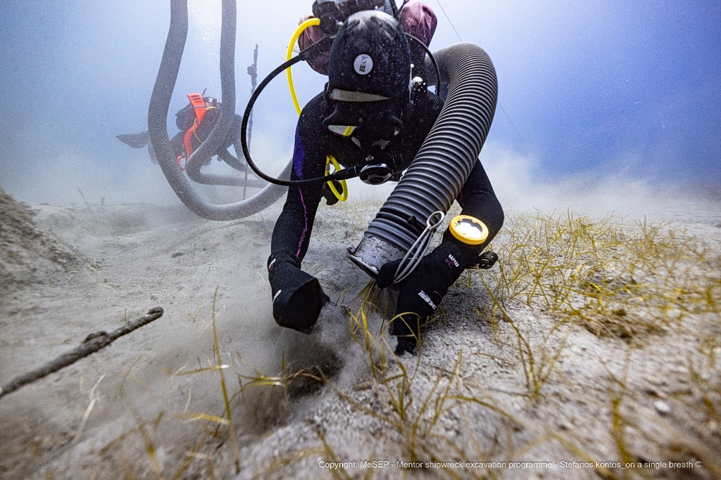 Νέο εύρημα στο ναυάγιο του «Μέντωρ»: Μαρμάρινο θραύσμα από το φορτίο του Έλγιν