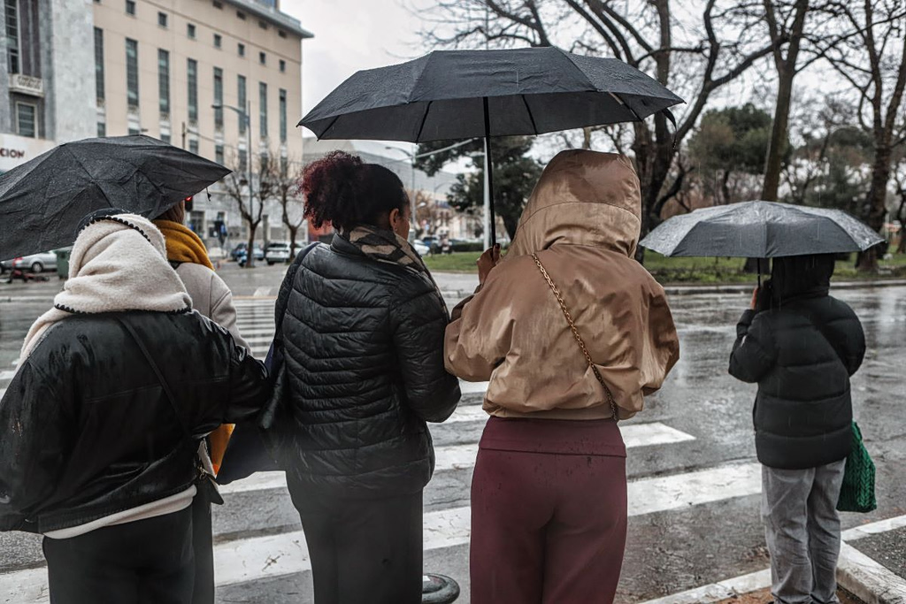 Καιρός: Πτώση θερμοκρασίας και άνεμοι έως 8 μποφόρ – Πού θα χτυπήσουν βροχές και καταιγίδες