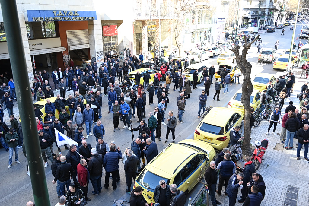 Απεργία ταξί: Πανελλαδικό χειρόφρενο διαρκείας από τους αυτοκινητιστές, τι ζητούν
