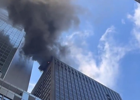 Φωτιά σε ουρανοξύστη στο Μανχάταν κοντά στην παρέλαση του Αγίου Πατρικίου