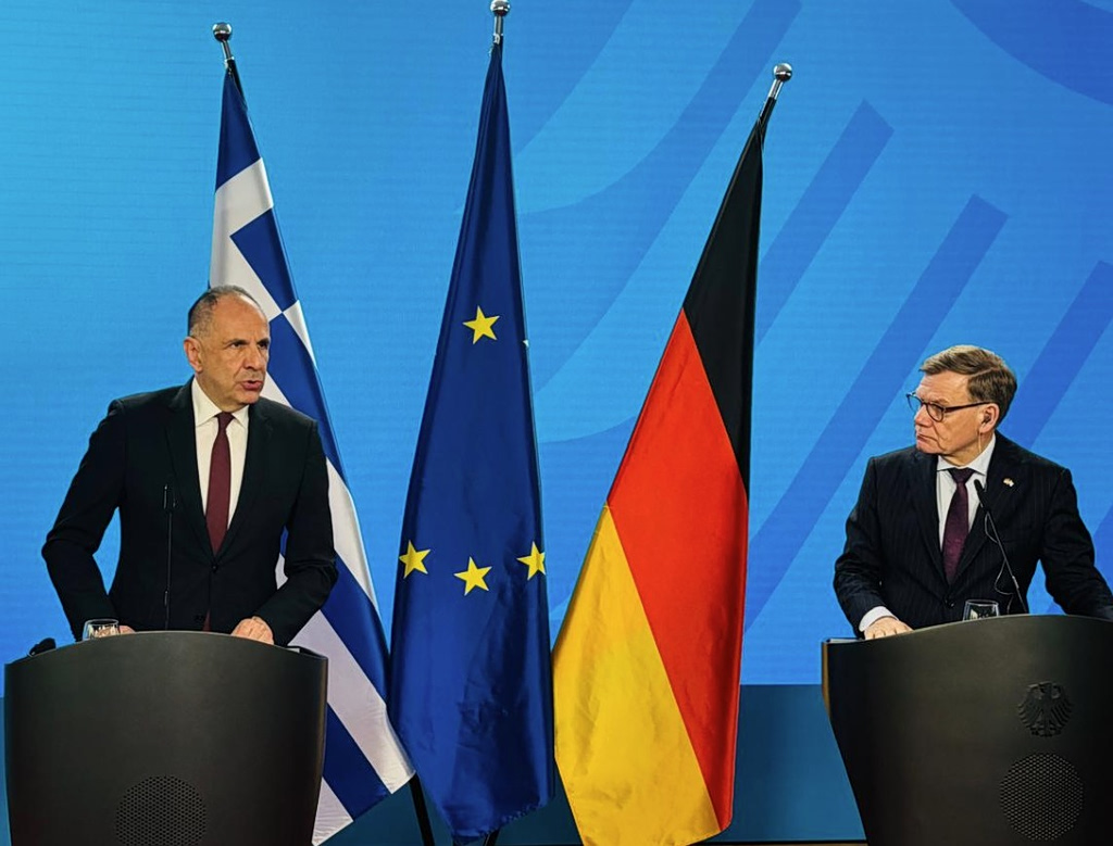 Γεραπετρίτης από Βερολίνο: Έκκληση για ελεύθερη ναυσιπλοΐα – Όχι σε εμπλοκή στα στενά του Ορμούζ