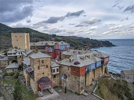 Άγιον Όρος: Μίνι λεωφορείο έπεσε στη θάλασσα, στο λιμάνι της Δάφνης – Σώος ο 72χρονος οδηγός