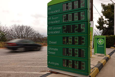 Γιατί η βενζίνη ακριβαίνει παρά το πλαφόν: Πάνω από 2 ευρώ στην Αττική