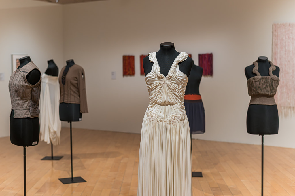 «Είσαι ό,τι φοράς»: Μια εξερεύνηση της άρρηκτης σχέσης της μόδας με τη σύγχρονη τέχνη – Το συγκινητικό αφιέρωμα στη Σοφία Κοκοσαλάκη