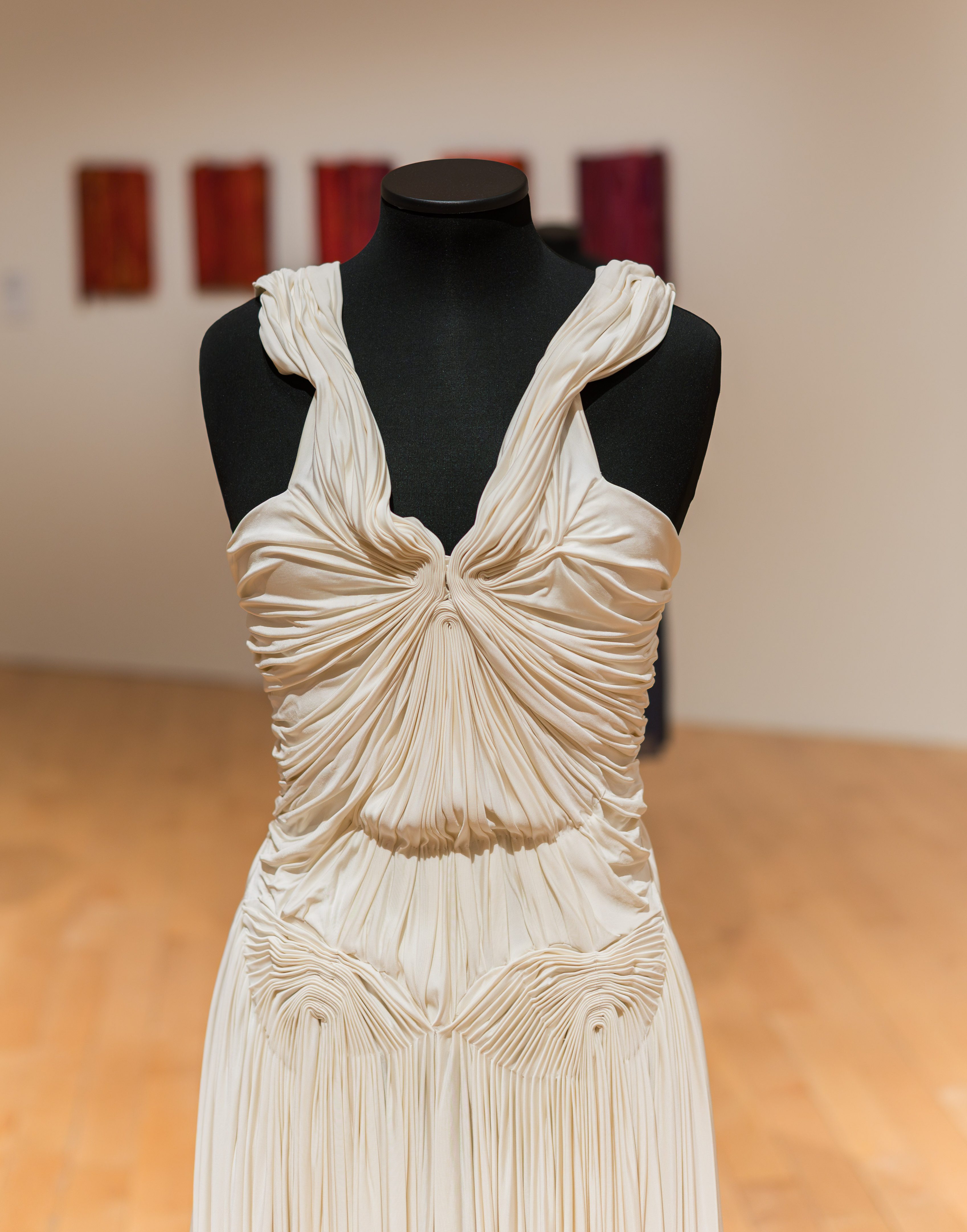 «Είσαι ό,τι φοράς»: Μια εξερεύνηση της άρρηκτης σχέσης της μόδας με τη σύγχρονη τέχνη – Το συγκινητικό αφιέρωμα στη Σοφία Κοκοσαλάκη