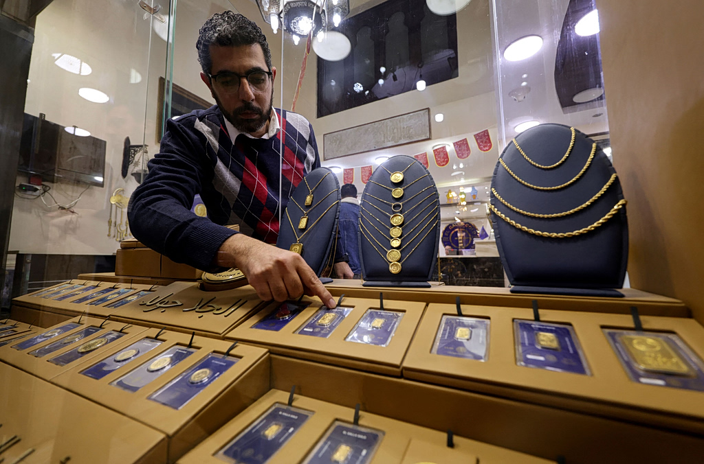 Γιατί πέφτει ο χρυσός: Τι παίζει με τη Fed, τι κρύβουν οι αγορές