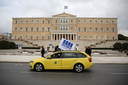 Ένταση στη Βουλή για τα ταξί - Σφοδρή σύγκρουση Κυρανάκη με τον Λυμπερόπουλο