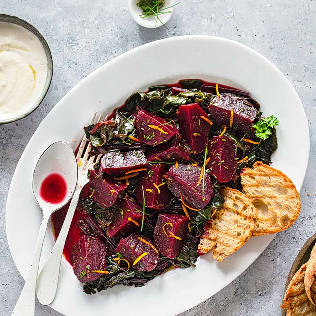 Σαλάτα με παντζαρόφυλλα και μαριναρισμένα παντζάρια