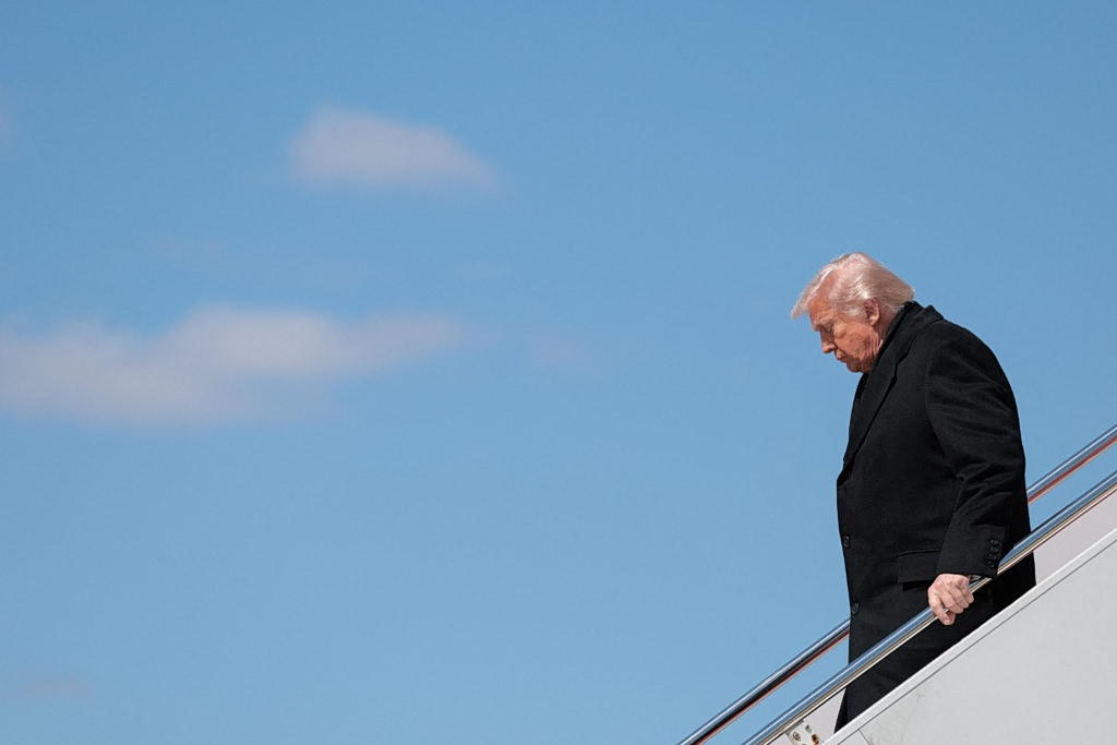 Δημοσκόπηση Metron Analysis: «Όχι» στον πόλεμο στο Ιράν, «όχι» στον Τραμπ