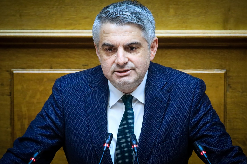 Αποχαιρετιστήρια ομιλία με αιχμές από Κωνσταντινόπουλο στη Βουλή – Ποιοι βουλευτές τον χειροκρότησαν όρθιοι