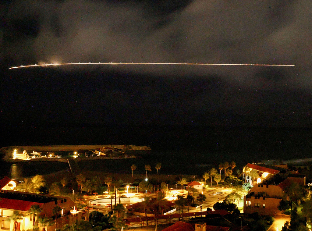 Πόλεμος στο Ιράν: Ομοβροντία πυραύλων στον Περσικό Κόλπο – Βομβαρδισμοί και στο Ισραήλ – Στέλνουν στρατεύματα οι ΗΠΑ – Συνεχής ενημέρωση