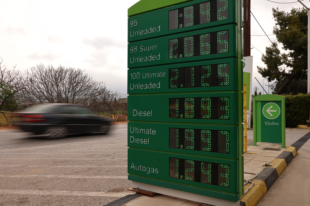 Πόλεμος στο Ιράν: Ακρίβεια σε καύσιμα και τρόφιμα – Σχέδιο άμυνας από κυβέρνηση και ΕΕ