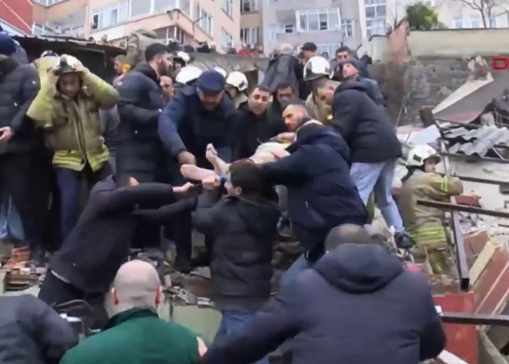 Κατέρρευσε κτίριο στην Κωνσταντινούπολη – Αγωνία για εγκλωβισμένους