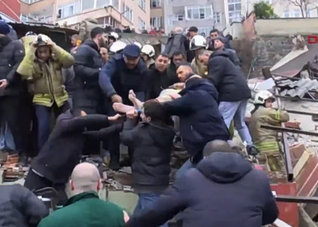 Δυο κτίρια κατέρρευσαν στην Κωνσταντινούπολη μετά από έκρηξη – Αγωνία για εγκλωβισμένους