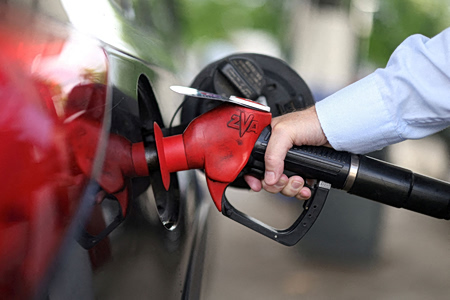 Φωτιά στα καύσιμα και στην οικονομία – Δεν αγγίζει τον ΕΦΚ η κυβέρνηση