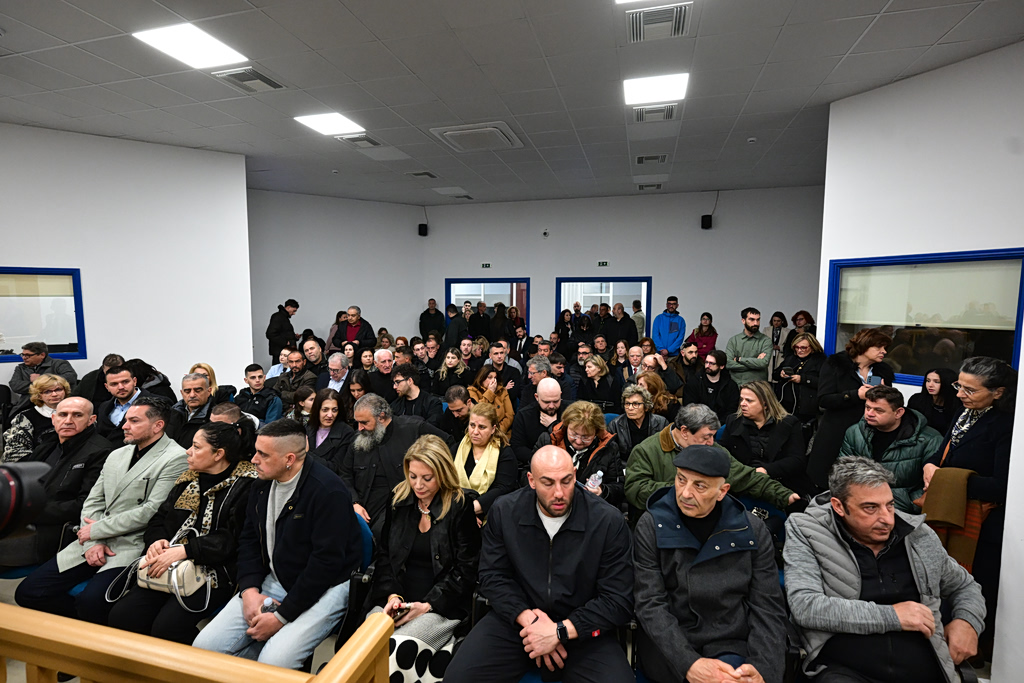 Ενταση στη δίκη για τα Τέμπη: Αποχωρούν τα ΜΜΕ, αντιδρούν οι δικηγόροι – «Δεν ήρθαμε για σόου»