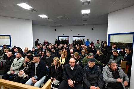 Ενταση στη δίκη για τα Τέμπη: Αποχωρούν τα ΜΜΕ, αντιδρούν οι δικηγόροι – «Δεν ήρθαμε για σόου»