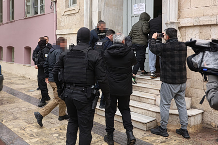 Εξάρθρωση κυκλώματος στο Ηράκλειο - Προφυλακίστηκαν ο 51χρονος φερόμενος «εγκέφαλος» και η σύζυγος