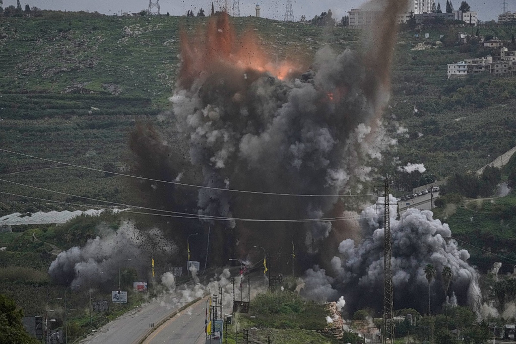 Πόλεμος στο Ιράν: Ο Τραπ απειλεί με «ολική καταστροφή», «ντροπή» στο ΝΑΤΟ – Χτυπήματα Ισραήλ στη Τεχεράνη