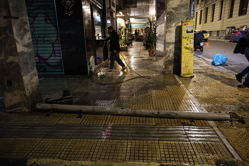 Εξάρχεια: ΙΧ έπεσε πάνω σε καφετέρια – Χωρίς φανάρια οι δρόμοι