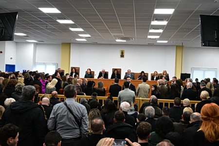 Δίκη για τα Τέμπη: «Τσαλαπατάτε τη μνήμη των παιδιών μας», λέει η μητέρα της 22χρονης Αφροδίτης