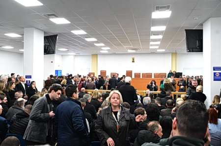 Αλλεπάλληλες διακοπές της δίκης. Τίθεται ζήτημα πυρασφάλειας