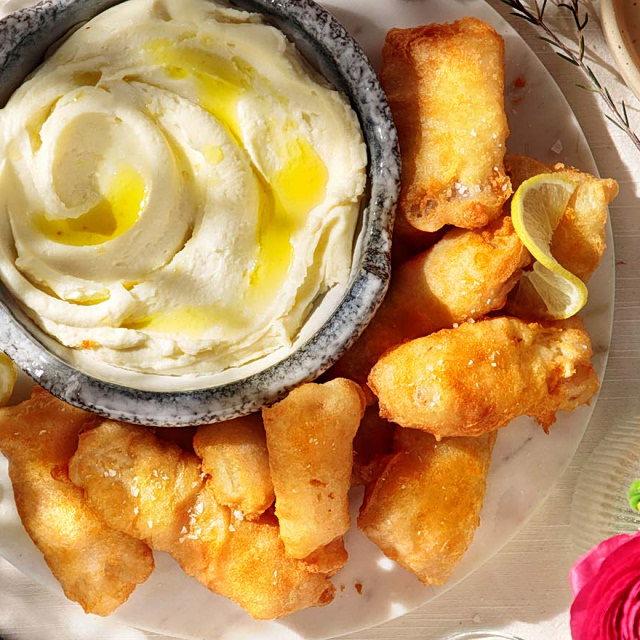 Τραγανός μπακαλιάρος με αέρινο κουρκούτι