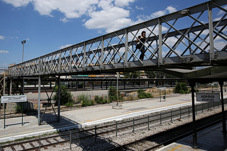 Σιδηρόδρμος: Διακοπή της γραμμής Αθήνα – Αγιοι Ανάργυροι λόγω της φωτιάς στη Λιοσίων