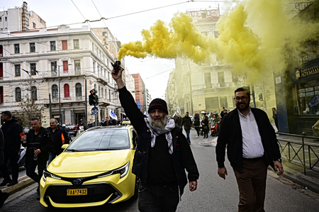 Βουλή: Με 158 «ναι» πέρασε το νομοσχέδιο για τα ταξί – Οι καυγάδες στη σκιά των Τεμπών