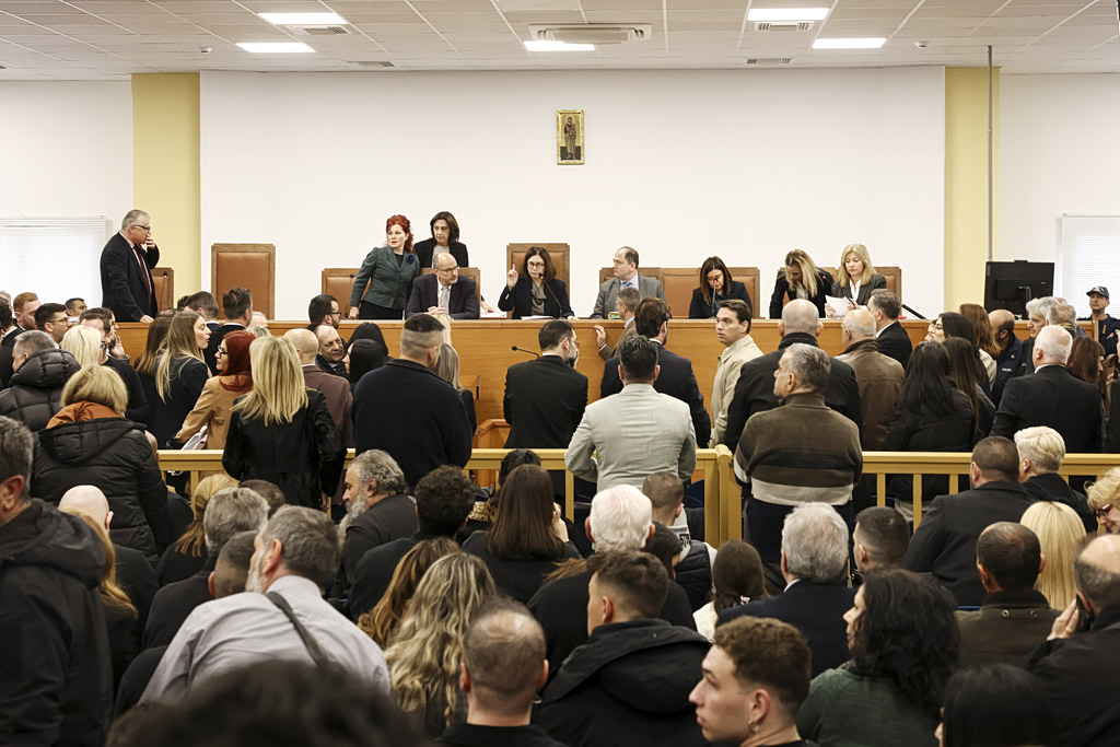 Δίκη Τέμπη: Συγγενείς θυμάτων μιλούν για την 1η μέρα στο δικαστήριο