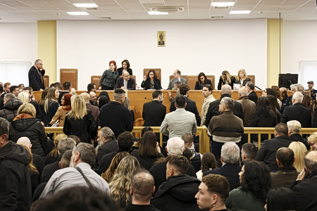 Δίκη Τέμπη: «Δεν μπορεί μητέρα "δολοφονημένου" να κάθεται πίσω από τον κατηγορούμενο»