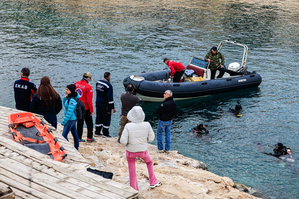 Βουλιαγμένη: Βρέθηκε βατραχοπέδιο, φιάλη και σκούτερ στο «Πηγάδι του Διαβόλου» – Σε εξέλιξη οι έρευνες