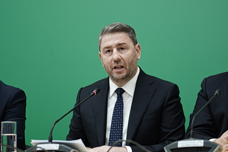 ΠαΣοΚ: Ασκήσεις ισορροπίας στην Πολιτική Γραμματεία