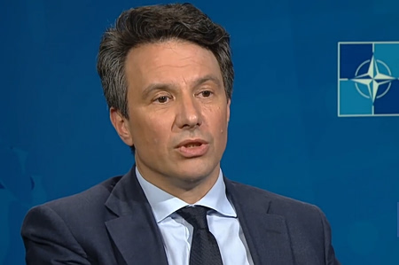 Καμίλ Γκραν: «Η Ευρώπη πρέπει να επιταχύνει τις παραδόσεις στρατιωτικού υλικού»