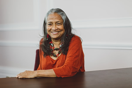 Naila Kabeer: «Οι γυναίκες που είναι εξαρτημένες από τον "άνδρα-κουβαλητή" στερούνται φωνής και δυνατότητας δράσης»