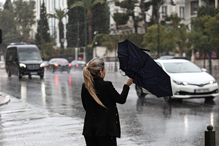 Χαλάει ξανά ο καιρός, επιμένει το κρύο: Πού θα βρέξει, πώς θα μπει ο Απρίλης