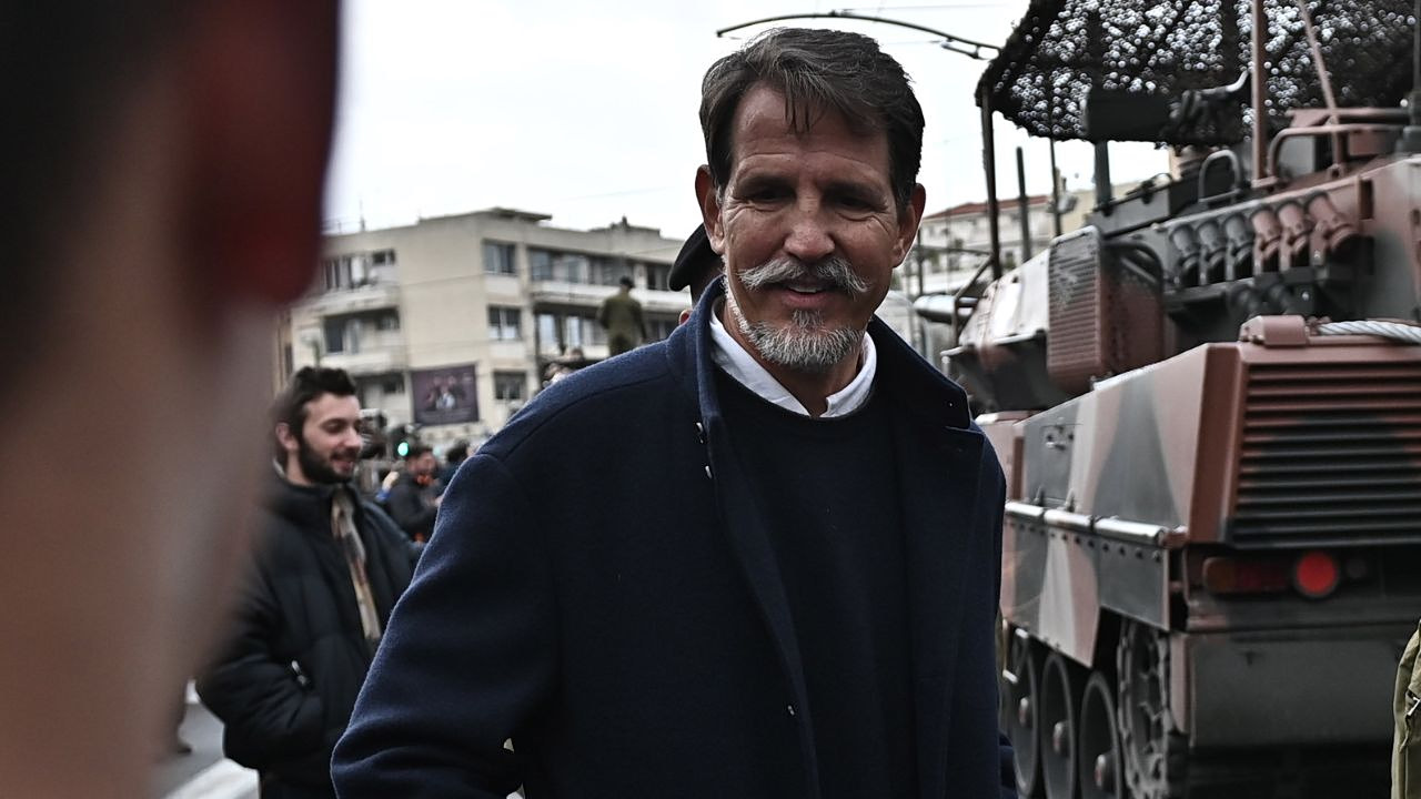 Ο Παύλος Ντε Γκρες στο Σύνταγμα: «Ήθελα χρόνια να δω την παρέλαση» – Τι αποκάλυψε για τον Κωνσταντίνο Αλέξιο και τον στρατό