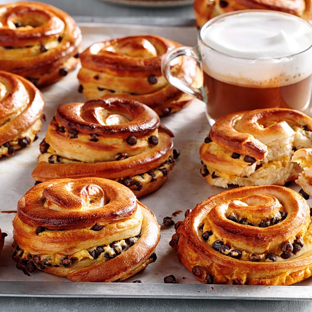 Ρολά σφολιάτας γεμιστά με κρέμα και σοκολάτα