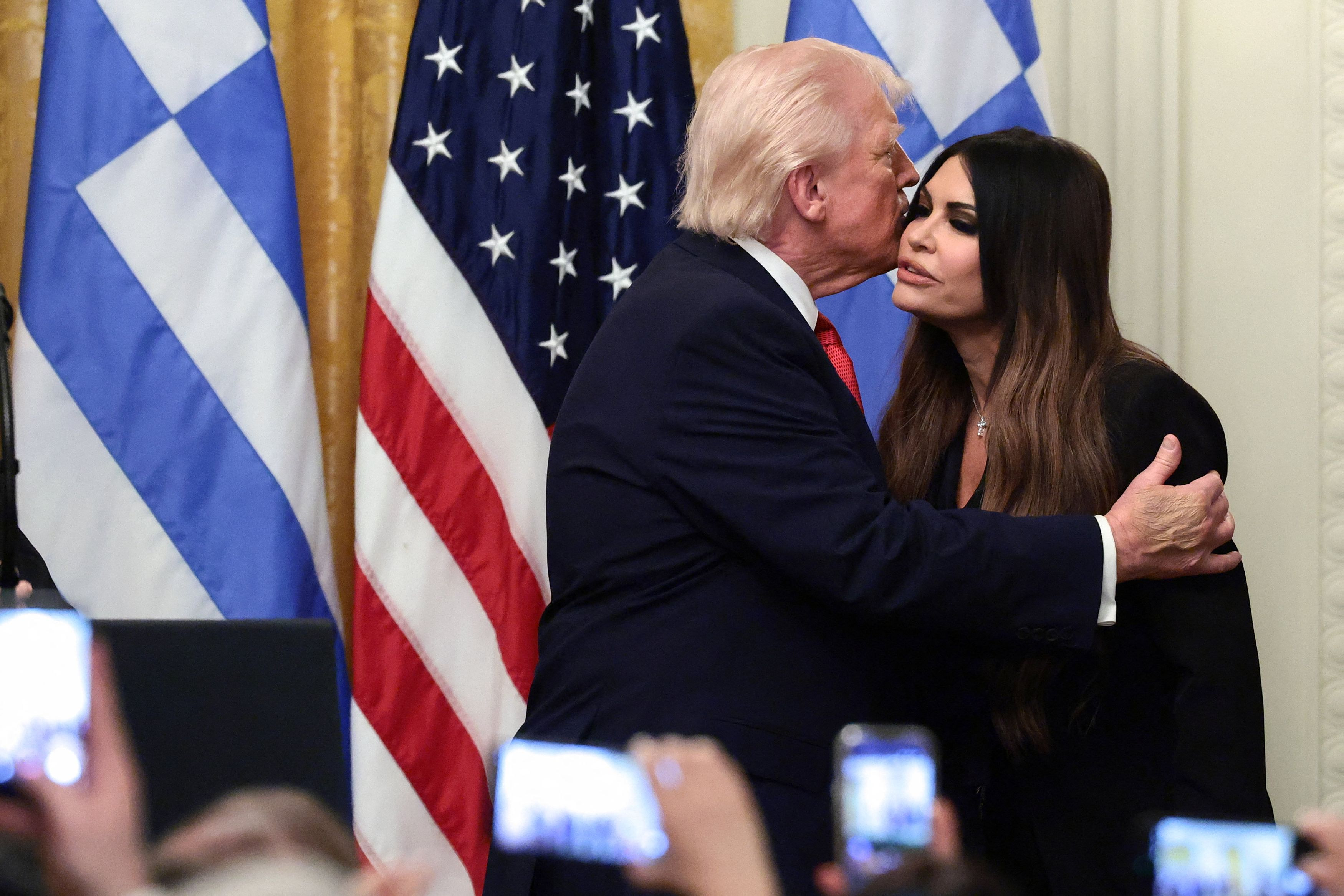 Τραμπ για Γκίλφοϊλ: Εξετάζουμε την απομάκρυνσή της, δεν είμαστε ικανοποιημένοι