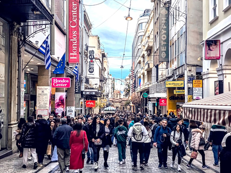 Εορταστικό ωράριο – Πάσχα: Πότε ξεκινά, ποια Κυριακή θα είναι ανοιχτά τα μαγαζιά