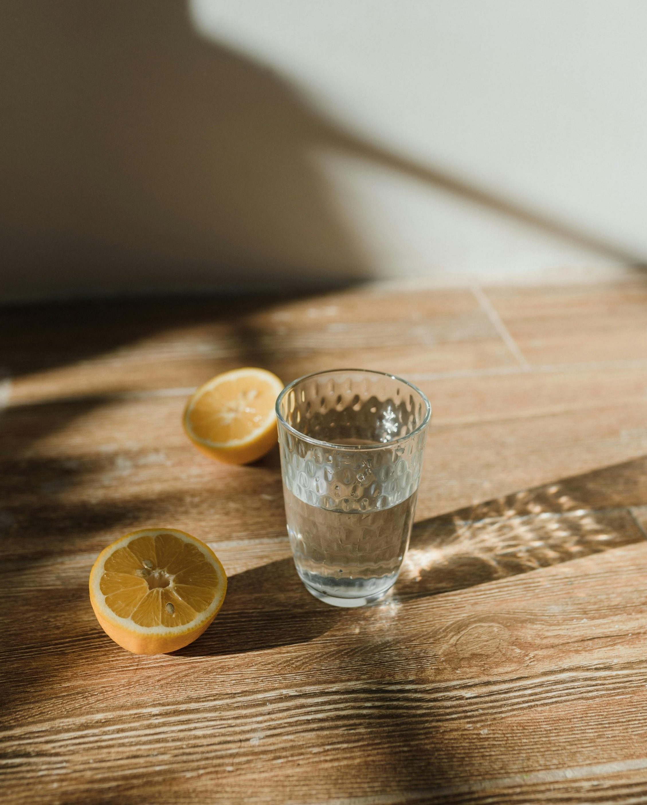 Zεστό νερό με λεμόνι: Έχει τελικά οφέλη για την υγεία;