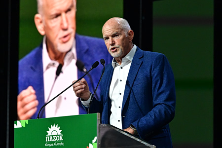 Γιώργος Παπανδρέου στο συνέδριο: «Το ΠαΣοΚ επιστρέφει για να αλλάξει τον τρόπο που λειτουργεί η χώρα»