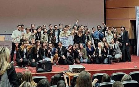 Μια γενιά που δεν περιμένει τη σειρά της