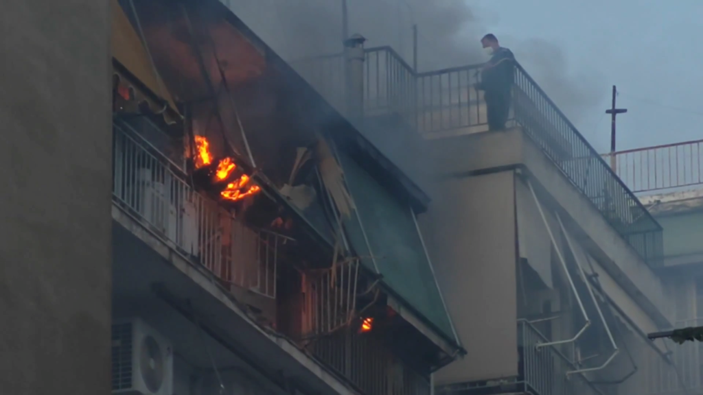 Φωτιά τώρα σε διαμέρισμα στου Γκύζη