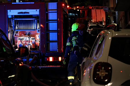 Υπό έλεγχο η φωτιά σε διαμέρισμα στο Γκύζη – Φιάλη υγραερίου καρφώθηκε σε διπλανό σπίτι